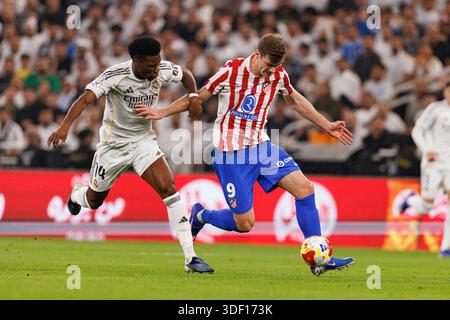 Aurelien Tchouameni et Alexander Sorloth vus lors de la demi-finale de la Supercoupe espagnole entre le Club Atletico de Madrid et le Real Madrid (Maciej Rogowski Banque D'Images