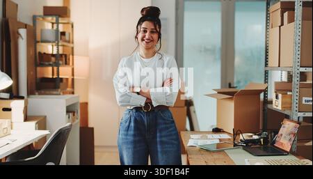 E-commerce, portrait ou femme avec les bras croisés pour startup, entrepreneur confiant ou fournisseur logistique. Chaîne d'approvisionnement, bureau de distribution ou personne Banque D'Images