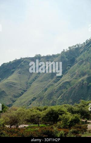 Belle vue sur les collines Cristo Rei à Dili, Timor Leste Banque D'Images