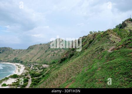 Belle vue sur les collines Cristo Rei à Dili, Timor Leste. Vue aérienne de la plage tropicale. Banque D'Images