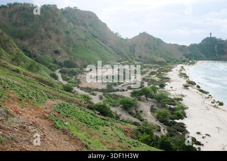 Belle vue sur les collines Cristo Rei à Dili, Timor Leste. Vue aérienne de la plage tropicale. Banque D'Images