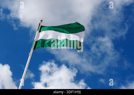 23 septembre 2025, Espagne, Frigiliana : le drapeau vert-blanc-vert de l'Andalousie flotte sur un mât de drapeau à Frigiliana (province de Malaga, Andalousie, Espagne) contre le ciel bleu dans le vent. Le drapeau de l'Andalousie se compose de trois bandes horizontales en vert, blanc et vert. (image symbole, photo symbole, illustration, photo symbolique, photo illustrative, image thème, image générale, photo thème) photo : Matthias Balk/dpa Banque D'Images