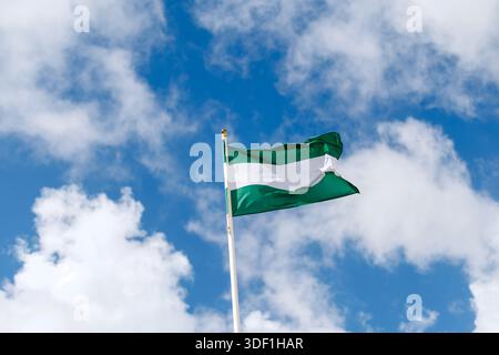 23 septembre 2025, Espagne, Frigiliana : le drapeau vert-blanc-vert de l'Andalousie flotte sur un mât de drapeau à Frigiliana (province de Malaga, Andalousie, Espagne) contre le ciel bleu dans le vent. Le drapeau de l'Andalousie se compose de trois bandes horizontales en vert, blanc et vert. (image symbole, photo symbole, illustration, photo symbolique, photo illustrative, image thème, image générale, photo thème) photo : Matthias Balk/dpa Banque D'Images