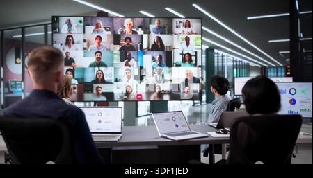 Équipe multiethnique utilisant la visioconférence dans Virtual Office Meeting Banque D'Images