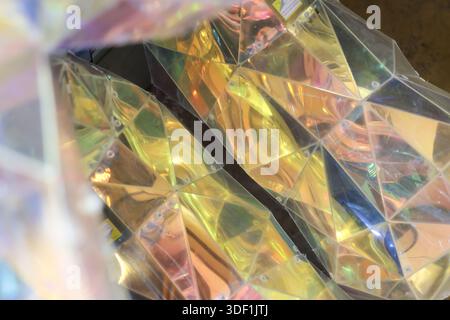 Le fond prismatique abstrait avec des motifs géométriques avec un reflet irisé montrant des couleurs de spectre vibrantes crée un visu éclatant fascinant Banque D'Images