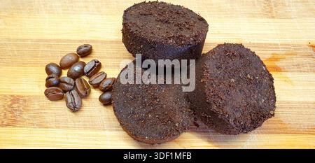 Le Marc de café usagé n’est plus considéré comme un simple déchet, mais comme une ressource précieuse dans l’économie circulaire Banque D'Images