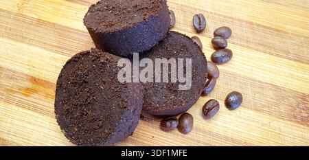 Le Marc de café usagé n’est plus considéré comme un simple déchet, mais comme une ressource précieuse dans l’économie circulaire Banque D'Images