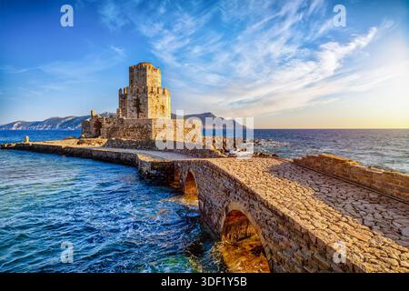 La forteresse vénitienne de Methoni avec la tour Bourtzi dans le Péloponnèse, Messénie, Grèce, pendant le coucher du soleil Banque D'Images