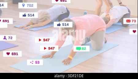 Femme agenouillée en top rose, leggings gris s'étirant sur tapis bleu en studio, avec badges superposés Banque D'Images