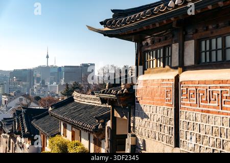 Bukchon Hanok Village maisons traditionnelles avec vue sur la ville moderne de Séoul Banque D'Images