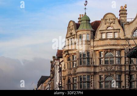 Oxford, Royaume-Uni - 22 décembre 2025 : la façade ornée du bâtiment de la Lloyds Bank situé au carrefour historique de Carfax à Oxford. Banque D'Images
