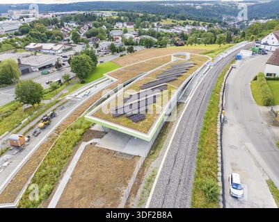 Vue aérienne des systèmes solaires sur un toit à côté des voies de circulation et des espaces verts, nouveau parc et garage Calw Heumaden sur le nouveau Hermann Hess Banque D'Images