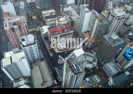 Vue aérienne d'un paysage urbain animé avec un mélange de gratte-ciel modernes, de bâtiments commerciaux et de chantiers de construction. La scène capture le Banque D'Images