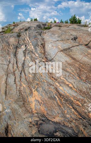 Substrat rocheux métamorphique dans l'île de Liuskasaari, Helsinki, Finlande Banque D'Images