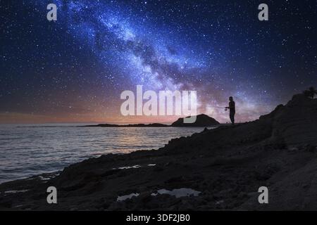 Voie lactée sur Silhouette de pêcheur tenant une canne à pêche à la plage au coucher du soleil en Californie du Sud Banque D'Images