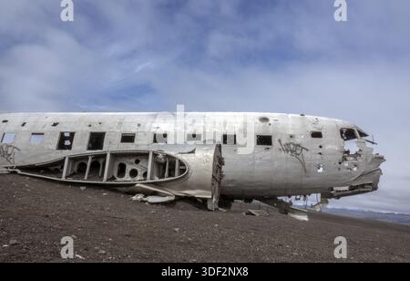 Vik, Islande - 11 juin 2018 : le 21 novembre 1973, un Douglas R4D-8, Super DC-3 de la marine américaine s'écrase dans le sud de l'Islande, en raison d'un givrage épais. C'est un popu Banque D'Images