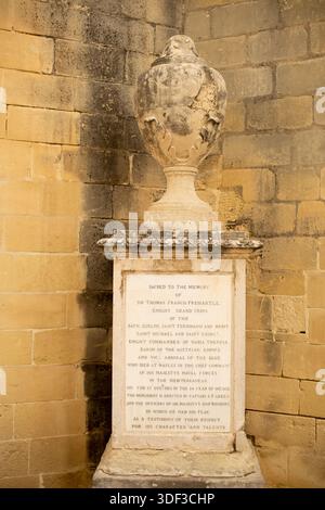 Dans les sereins jardins du Haut Barrakka, un mémorial en pierre commémore le vice-amiral Sir Thomas Francis Fremantle, reflétant l'histoire et l'honneur Banque D'Images