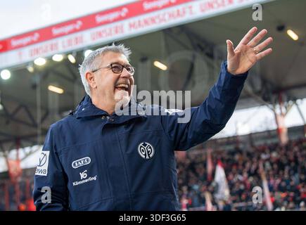 Fußball, Herren, saison 2025/2026, 1. Bundesliga 16. Spieltag, 1. FC Union Berlin - 1. FSV Mainz 05, entraîneur Urs Fischer Mainz begrüßt lachend und winkend fans, 10.01.2026, *** Football, hommes, saison 2025 2026, 1 Bundesliga 16 Journée , 1 FC Union Berlin 1 FSV Mainz 05, Coach Urs Fischer Mainz salue les fans en riant et en agitant, 10 01 2026, Copyright : xSebastianxRäppold/MatthiasxKochx Banque D'Images