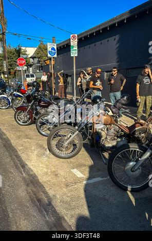 Californie, États-Unis, 29 septembre 2024, vue des motards et de leur moto par la Rose Room, un lieu de rencontre à Venice Beach Banque D'Images