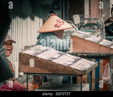 Nha Trang, Vietnam, 27 septembre 2025. Vendeurs de rue vendant des billets de loterie au Vietnam Banque D'Images