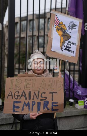 Les gens assistent à une manifestation devant l'ambassade des États-Unis à Dublin, contre l'attaque américaine contre le Venezuela et la capture et la détention de son président Nicolas Maduro par les forces américaines. Date de la photo : samedi 10 janvier 2026. Banque D'Images