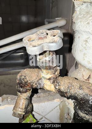 Vieille vanne en argent de tuyau rouillé, eau dans la maison, soupape cassée tuyaux rouillés dans l'appartement, système de plomberie endommagé dans la maison, approvisionnement en eau et Banque D'Images