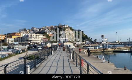 Numana, Italie - 22 avril 2023 profitez d'une promenade sereine le long de cette promenade pittoresque en bord de mer par une journée ensoleillée, entourée de bateaux et de constructions pittoresques Banque D'Images