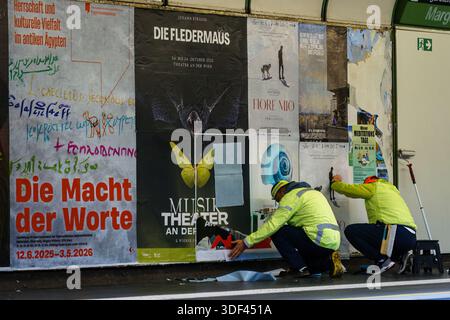 Vienne, Autriche - 5 octobre 2025 - les travailleurs remplacent les affiches sur le quai d'une gare. Banque D'Images