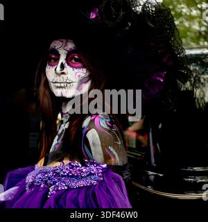 Portrait d'une femme vêtue d'un crâne et d'un costume pendant la parade du jour des morts à Mexico, Mexique. Banque D'Images