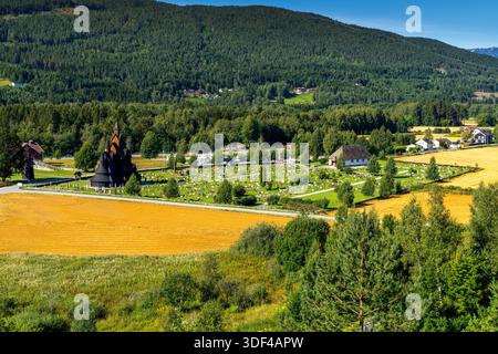 Heddal, Norvège - 15 août 2025 : vue de l'église historique de Heddal Stave et du cimetière dans le comté de Telemark en Norvège Banque D'Images
