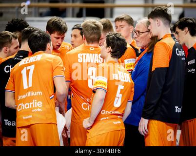 ALMERE - L'entraîneur néerlandais Staffan Olsson et son équipe de handball lors du match de handball de la Golden League entre les pays-Bas et la Norvège. Les joueurs de handball se préparent pour le Championnat d'Europe. SEM VAN DER WAL / ANP Banque D'Images