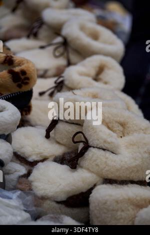 Mouton CHAUSSONS en laine vêtements à partir de matériaux respectueux de l'environnement faits à la main. Pantoufles maison en laine pour l'hiver Banque D'Images