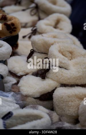 Mouton CHAUSSONS en laine vêtements à partir de matériaux respectueux de l'environnement faits à la main. Pantoufles maison en laine pour l'hiver Banque D'Images