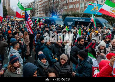 Ambassade iranienne, Londres, Royaume-Uni. 10 janvier 2026. Des membres de la communauté iranienne ont rempli la route en face de l'ambassade iranienne à Londres avec une énorme manifestation publique en soutien aux manifestations en Iran et contre la République islamique et l'ayatollah, appelant à la liberté de l'oppression et au prince héritier exilé Reza Pahlavi comme leur chef. Crédit : Amanda Rose/Alamy Live News Banque D'Images