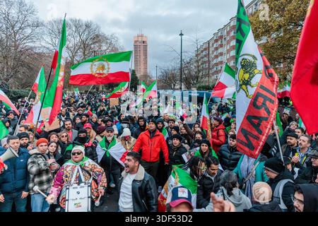 Ambassade iranienne, Londres, Royaume-Uni. 10 janvier 2026. Des membres de la communauté iranienne ont rempli la route en face de l'ambassade iranienne à Londres avec une énorme manifestation publique en soutien aux manifestations en Iran et contre la République islamique et l'ayatollah, appelant à la liberté de l'oppression et au prince héritier exilé Reza Pahlavi comme leur chef. Crédit : Amanda Rose/Alamy Live News Banque D'Images