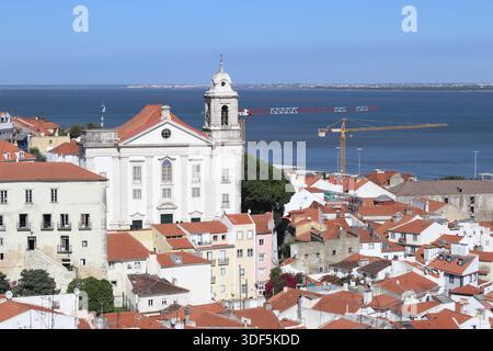 L'église de Santo Estevao surplombe les toits traditionnels de l'Alfama et le Tage à Lisbonne, Portugal Banque D'Images