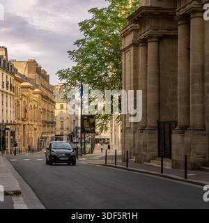 Paris, France 08 04 2023 : coucher de soleil d'été sur la rue des Saints-Peres à Paris, France. Son nom vient de l'altération de Saint-Pierre, le nom Banque D'Images