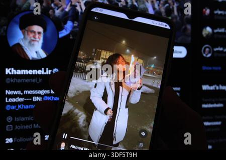 Auf einem Laptop wurde der X-Account vom iranischen Ayatollah Ali Khamenei geöffnet. Davor wurde auf einem smartphone der X-Account einer Jungen Frau geöffnet, die sich dort das pseudonym Morticia Addams gegeben Hat. Die Frau sorgte jüngst durch ein auf X veröffentlichtes Video für Aufsehen im Netz, in dem sie ein Foto mit dem Konterfei von Ali Khamenei mit einer Zigarette entzündet und später mit den Füßen auf die Überreste des Bildes tritt. Schnelsen Hambourg *** le compte X de l'ayatollah iranien Ali Khamenei a été ouvert sur un ordinateur portable avant cela, le compte X d'une jeune femme qui s'est donnée Banque D'Images