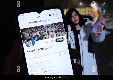 Auf einem smartphone wurde der X-Account vom iranischen Ayatollah Ali Khamenei geöffnet. Dahinter wurde auf einem Laptop der X-Account einer Jungen Frau geöffnet, die sich dort das pseudonym Morticia Addams gegegeben Hat. Die Frau sorgte jüngst durch ein auf X veröffentlichtes Video für Aufsehen im Netz, in dem sie ein Foto mit dem Konterfei von Ali Khamenei mit einer Zigarette entzündet und später mit den Füßen auf die Überreste des Bildes tritt. Schnelsen Hamburg *** le compte X de l'ayatollah iranien Ali Khamenei a été ouvert sur un smartphone derrière lui, le compte X d'une jeune femme qui a giv Banque D'Images