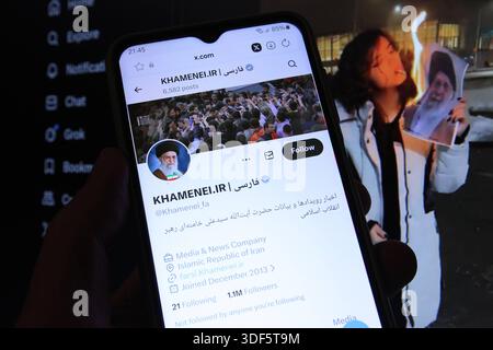 Auf einem smartphone wurde der X-Account vom iranischen Ayatollah Ali Khamenei geöffnet. Dahinter wurde auf einem Laptop der X-Account einer Jungen Frau geöffnet, die sich dort das pseudonym Morticia Addams gegegeben Hat. Die Frau sorgte jüngst durch ein auf X veröffentlichtes Video für Aufsehen im Netz, in dem sie ein Foto mit dem Konterfei von Ali Khamenei mit einer Zigarette entzündet und später mit den Füßen auf die Überreste des Bildes tritt. Schnelsen Hamburg *** le compte X de l'ayatollah iranien Ali Khamenei a été ouvert sur un smartphone derrière lui, le compte X d'une jeune femme qui a giv Banque D'Images