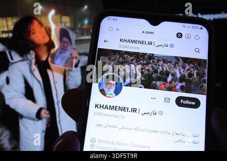 Auf einem smartphone wurde der X-Account vom iranischen Ayatollah Ali Khamenei geöffnet. Dahinter wurde auf einem Laptop der X-Account einer Jungen Frau geöffnet, die sich dort das pseudonym Morticia Addams gegegeben Hat. Die Frau sorgte jüngst durch ein auf X veröffentlichtes Video für Aufsehen im Netz, in dem sie ein Foto mit dem Konterfei von Ali Khamenei mit einer Zigarette entzündet und später mit den Füßen auf die Überreste des Bildes tritt. Schnelsen Hamburg *** le compte X de l'ayatollah iranien Ali Khamenei a été ouvert sur un smartphone derrière lui, le compte X d'une jeune femme qui a giv Banque D'Images