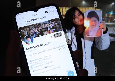 Auf einem smartphone wurde der X-Account vom iranischen Ayatollah Ali Khamenei geöffnet. Dahinter wurde auf einem Laptop der X-Account einer Jungen Frau geöffnet, die sich dort das pseudonym Morticia Addams gegegeben Hat. Die Frau sorgte jüngst durch ein auf X veröffentlichtes Video für Aufsehen im Netz, in dem sie ein Foto mit dem Konterfei von Ali Khamenei mit einer Zigarette entzündet und später mit den Füßen auf die Überreste des Bildes tritt. Schnelsen Hamburg *** le compte X de l'ayatollah iranien Ali Khamenei a été ouvert sur un smartphone derrière lui, le compte X d'une jeune femme qui a giv Banque D'Images