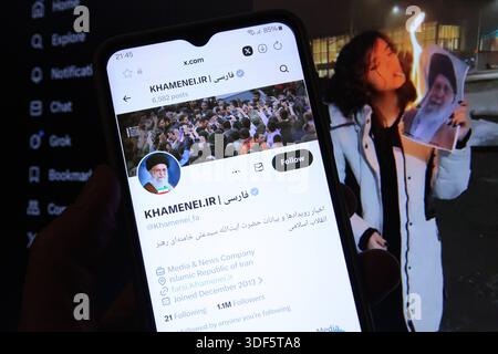 Auf einem smartphone wurde der X-Account vom iranischen Ayatollah Ali Khamenei geöffnet. Dahinter wurde auf einem Laptop der X-Account einer Jungen Frau geöffnet, die sich dort das pseudonym Morticia Addams gegegeben Hat. Die Frau sorgte jüngst durch ein auf X veröffentlichtes Video für Aufsehen im Netz, in dem sie ein Foto mit dem Konterfei von Ali Khamenei mit einer Zigarette entzündet und später mit den Füßen auf die Überreste des Bildes tritt. Schnelsen Hamburg *** le compte X de l'ayatollah iranien Ali Khamenei a été ouvert sur un smartphone derrière lui, le compte X d'une jeune femme qui a giv Banque D'Images
