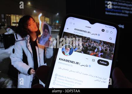 Auf einem smartphone wurde der X-Account vom iranischen Ayatollah Ali Khamenei geöffnet. Dahinter wurde auf einem Laptop der X-Account einer Jungen Frau geöffnet, die sich dort das pseudonym Morticia Addams gegegeben Hat. Die Frau sorgte jüngst durch ein auf X veröffentlichtes Video für Aufsehen im Netz, in dem sie ein Foto mit dem Konterfei von Ali Khamenei mit einer Zigarette entzündet und später mit den Füßen auf die Überreste des Bildes tritt. Schnelsen Hamburg *** le compte X de l'ayatollah iranien Ali Khamenei a été ouvert sur un smartphone derrière lui, le compte X d'une jeune femme qui a giv Banque D'Images