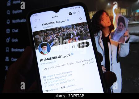 Auf einem smartphone wurde der X-Account vom iranischen Ayatollah Ali Khamenei geöffnet. Dahinter wurde auf einem Laptop der X-Account einer Jungen Frau geöffnet, die sich dort das pseudonym Morticia Addams gegegeben Hat. Die Frau sorgte jüngst durch ein auf X veröffentlichtes Video für Aufsehen im Netz, in dem sie ein Foto mit dem Konterfei von Ali Khamenei mit einer Zigarette entzündet und später mit den Füßen auf die Überreste des Bildes tritt. Schnelsen Hamburg *** le compte X de l'ayatollah iranien Ali Khamenei a été ouvert sur un smartphone derrière lui, le compte X d'une jeune femme qui a giv Banque D'Images