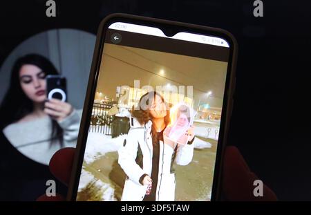 Auf einem Laptop wurde der X-Account einer Jungen Frau geöffnet, die sich dort das pseudonym Morticia Addams gegeben Hat. Die Frau sorgte jüngst durch ein auf X veröffentlichtes Video im Foto auf einem smartphone aufgerufen für Aufsehen im Netz, in dem sie ein Foto mit dem Konterfei von Ayatollah Ali Khamenei, dem geistigen Führer des irans, mit einer Zigarette entzündet und später mit den Überreste auf die Füßen des Bildes tritt. Schnelsen Hambourg *** le compte X d'une jeune femme qui s'est donné le pseudonyme Morticia Addams a été ouvert sur un ordinateur portable que la femme a récemment causé un remue onli Banque D'Images