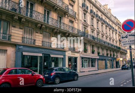 Paris, France 08 04 2023 : coucher de soleil d'été sur la rue des Saints-Peres à Paris, France. Son nom vient de l'altération de Saint-Pierre, le nom Banque D'Images