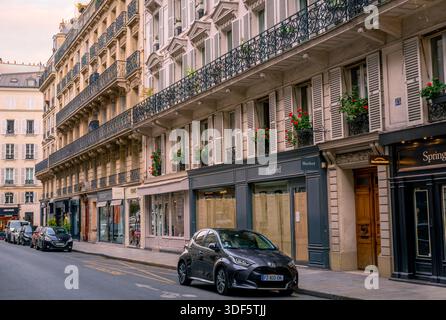 Paris, France 08 04 2023 : coucher de soleil d'été sur la rue des Saints-Peres à Paris, France. Son nom vient de l'altération de Saint-Pierre, le nom Banque D'Images