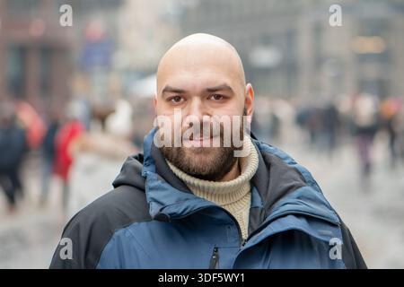 Un homme barbu confiant dans une rue d'hiver Banque D'Images