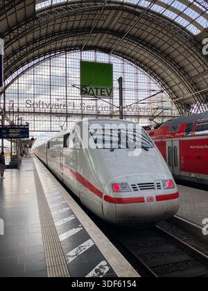 Francfort, Allemagne – 29 septembre 2024 – train ICE de la gare principale de Francfort.Un train ICE à grande vitesse quitte la gare principale de Francfort, Banque D'Images